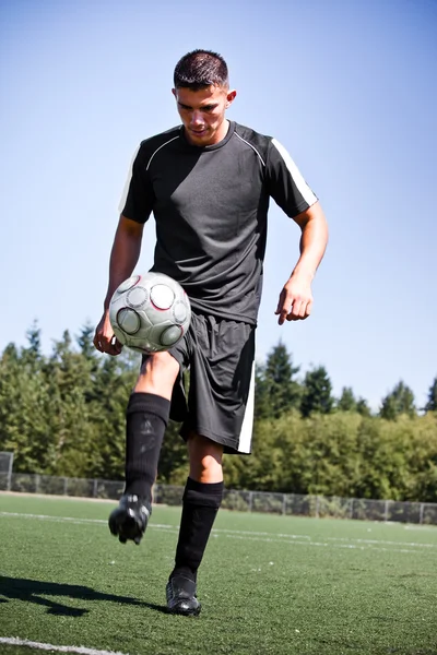 Calcio ispanico o giocatore di calcio che calcia una palla — Foto Stock