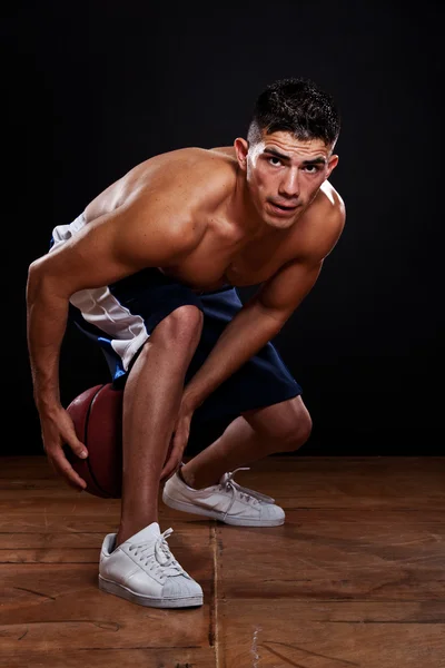 Hispanic basketball player — Stock Photo, Image