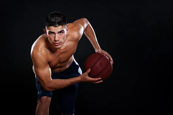 Hispanic basketballer — Stockfoto