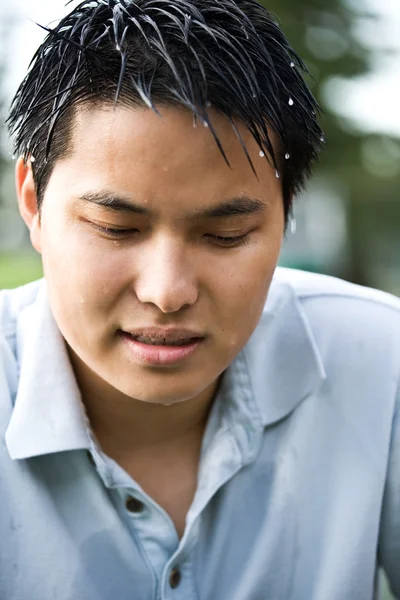 Üzgün ve depresyonda Asyalı adam — Stok fotoğraf