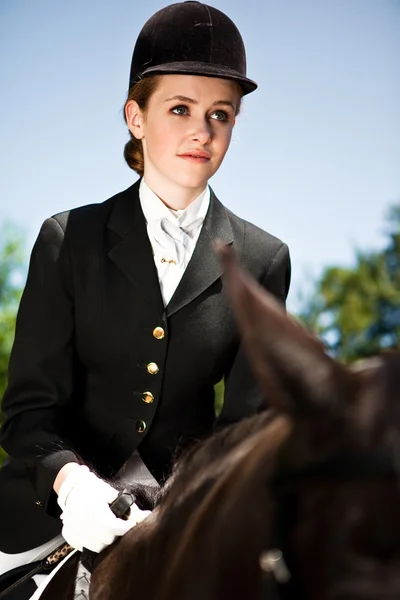 骑马的女孩 — 图库照片