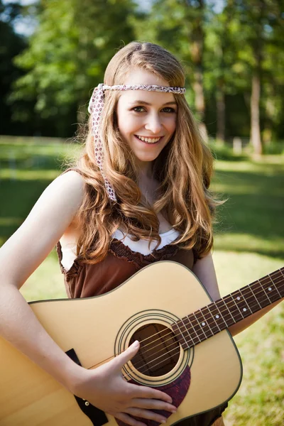 Гітару дівчина — стокове фото