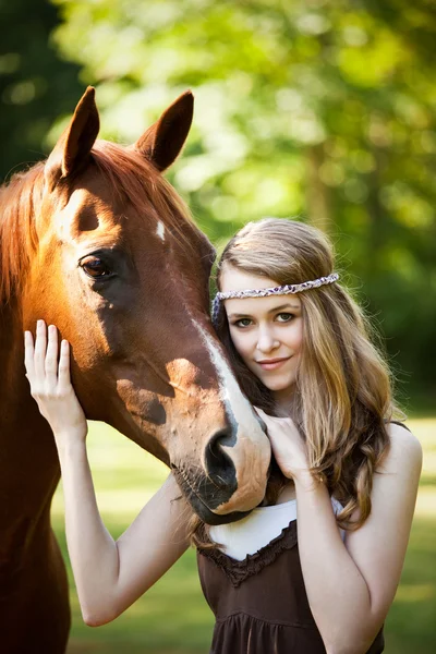 Menina com cavalo — Fotografia de Stock