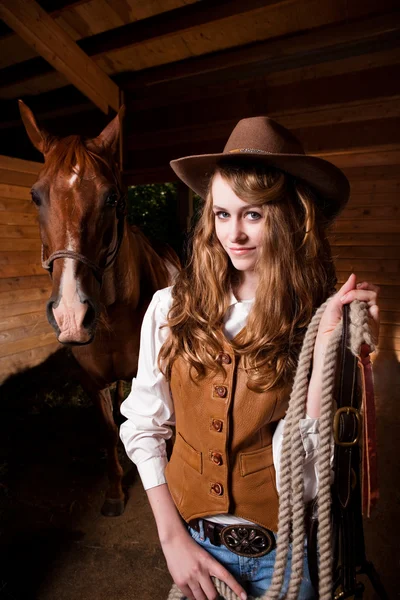 Bela caucasiana cowgirl com um cavalo — Fotografia de Stock