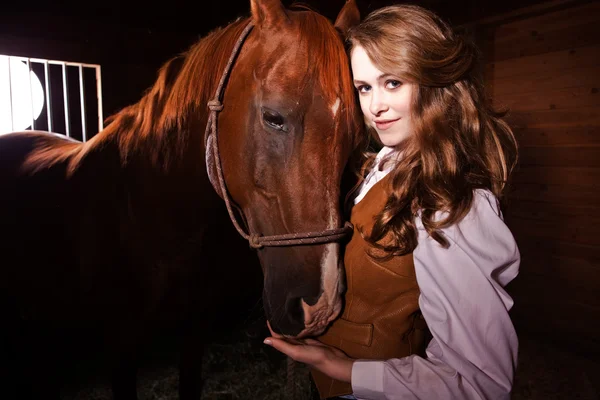 美丽的白种人女牛仔与一匹马 — 图库照片
