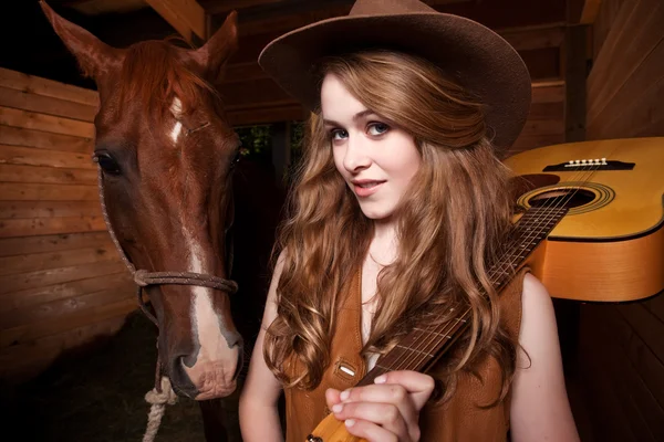 Gyönyörű kaukázusi cowgirl lóval — Stock Fotó