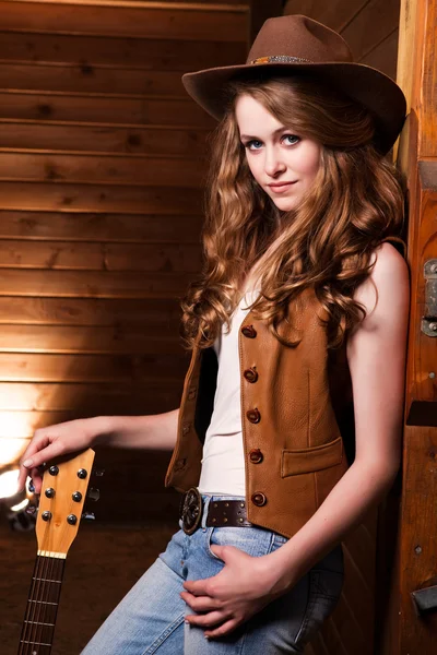 Bella cowgirl caucasica con chitarra — Foto Stock