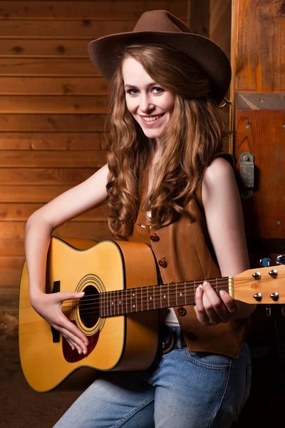 Beautiful caucasian cowgirl with guitar — Stock Photo, Image
