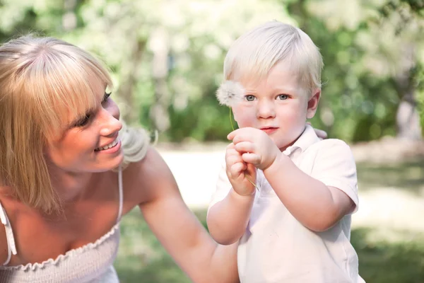 幸せな白人の母と息子 — ストック写真