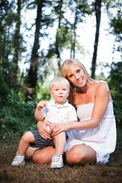 Feliz mãe e filho caucasiano — Fotografia de Stock