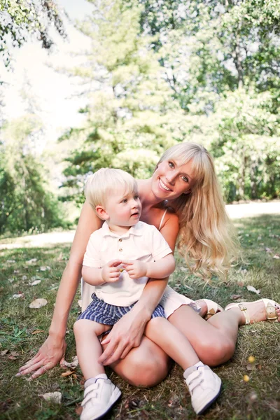 幸せな白人の母と息子 — ストック写真