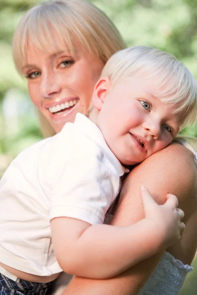 Feliz mãe e filho caucasiano — Fotografia de Stock