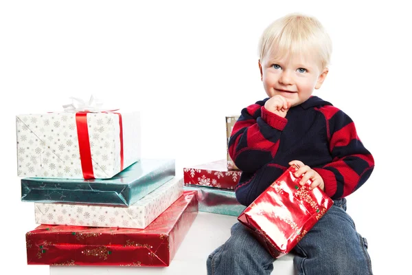 Chłopiec z prezentem świątecznym — Zdjęcie stockowe