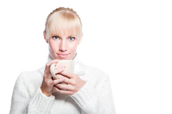 Bela mulher segurando xícara de café — Fotografia de Stock