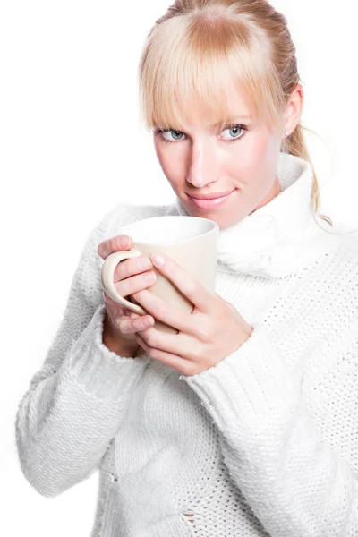 Hermosa mujer sosteniendo taza de café — Foto de Stock