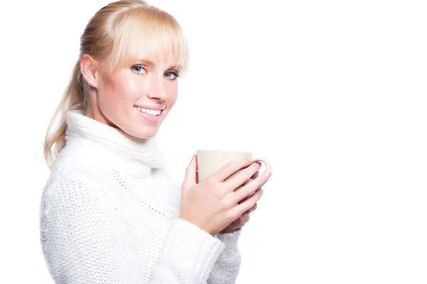 Wanita cantik memegang cangkir kopi — Stok Foto