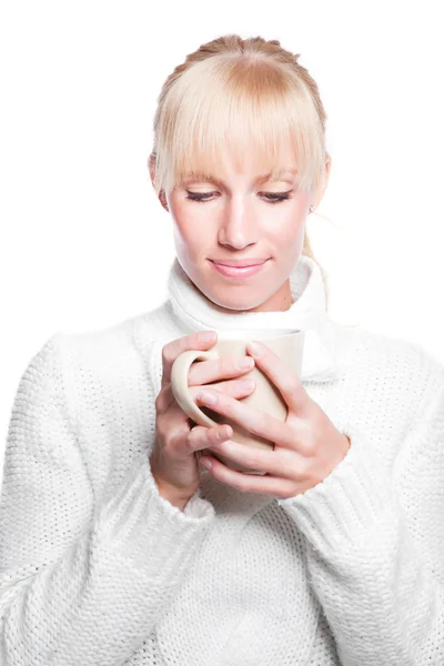 Bela mulher segurando xícara de café — Fotografia de Stock