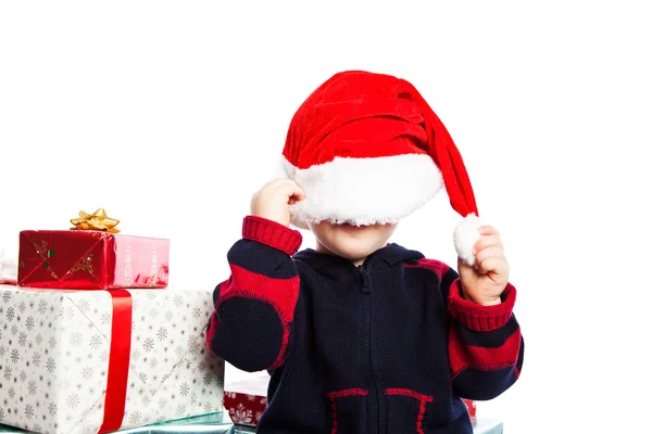 Хлопчик з різдвяним подарунком — стокове фото
