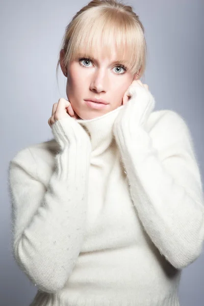 아름 다운 백인 겨울 여자 — 스톡 사진