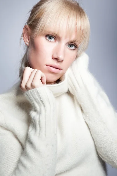 Gyönyörű kaukázusi télen nő — Stock Fotó