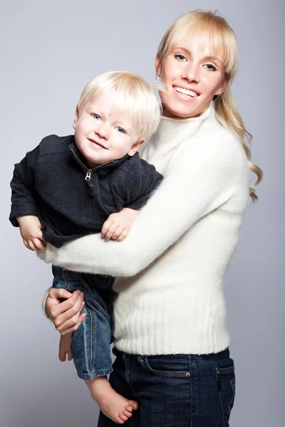 快乐的白人母亲和儿子 — 图库照片