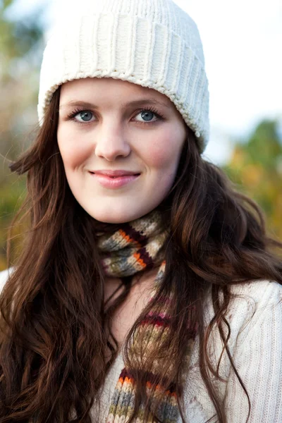 Hermosa adolescente al aire libre —  Fotos de Stock