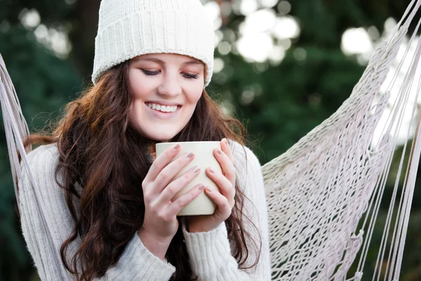Linda adolescente bebendo café — Fotografia de Stock