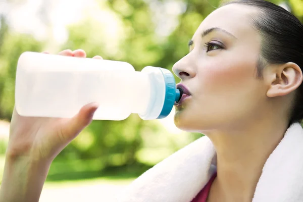Mulher branca bebendo água — Fotografia de Stock