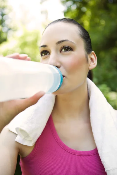 Mulher branca bebendo água — Fotografia de Stock