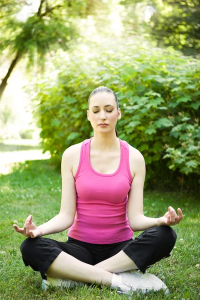 Yoga mulher desportiva — Fotografia de Stock