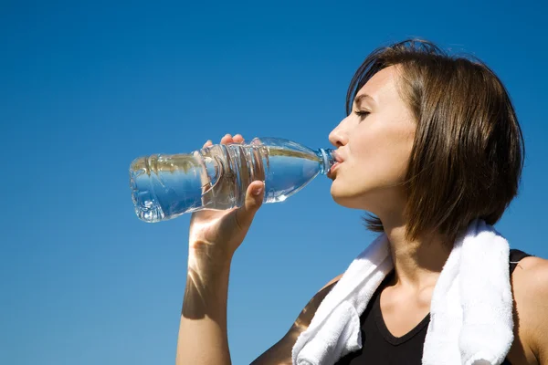 Girl drinking water while exercise — Stock Photo, Image