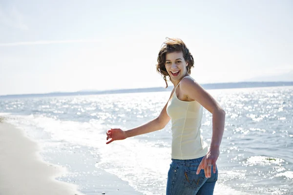 Καλοκαίρι κορίτσι παραλία ευτυχισμένη — Φωτογραφία Αρχείου