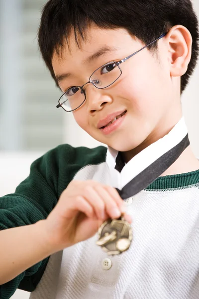 Мальчик-победитель с медалью — стоковое фото