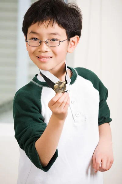 Vinnande pojke med sin medalj — Stockfoto