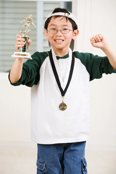 Vincitore ragazzo con la sua medaglia e trofeo — Foto Stock