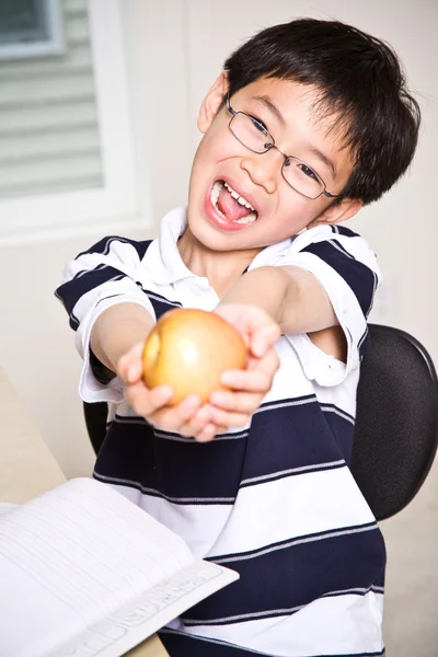 Studying kid holding an apple — Stock Photo, Image