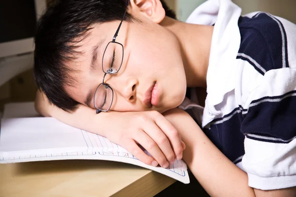 Κοιμάται νεαρός φοιτητής — Φωτογραφία Αρχείου