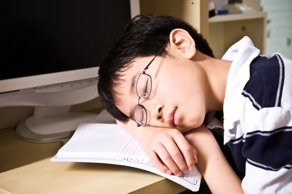Спящий молодой студент — стоковое фото