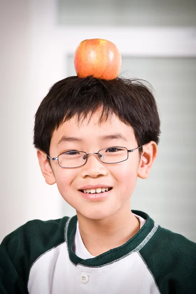 Chlapec s jablkem — Stock fotografie