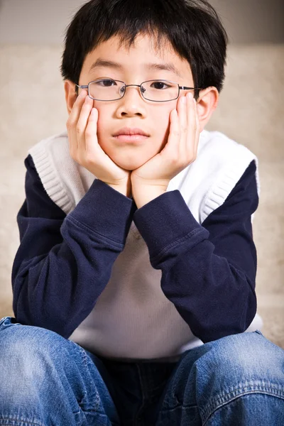 Smutny chłopiec azjatyckich — Zdjęcie stockowe
