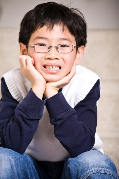 Felice ragazzo asiatico — Foto Stock