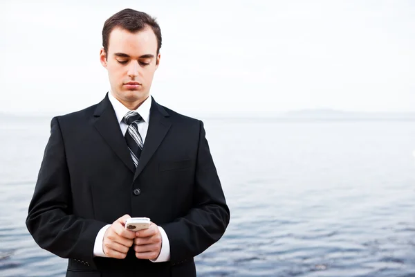 Caucasian businessman texting — Stock Photo, Image