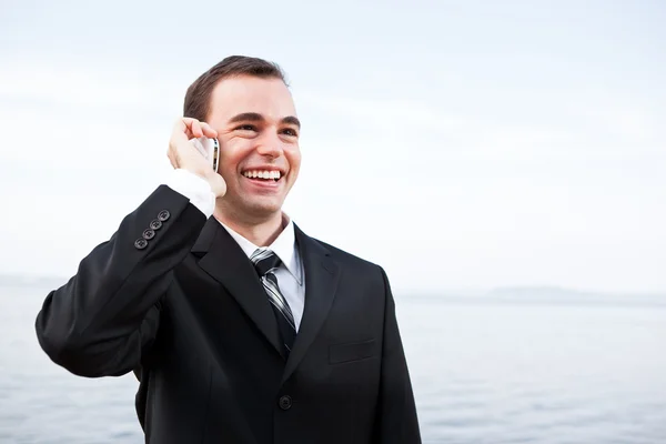 Kaukasische zakenman aan de telefoon — Stockfoto