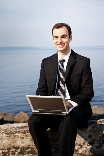 Biznesmen kaukaski z laptopa — Zdjęcie stockowe