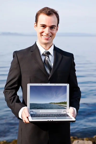 Kaukasische zakenman met laptop — Stockfoto