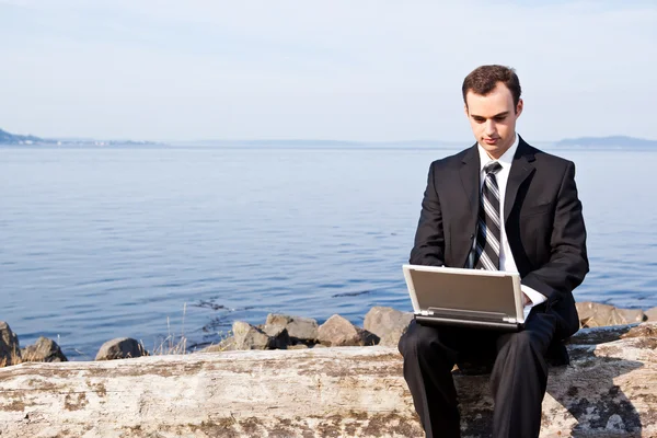 Homme d'affaires caucasien avec ordinateur portable — Photo