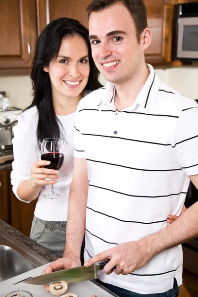 Unga par i köket — Stockfoto