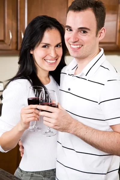 Tineri cuplu în bucătărie — Fotografie, imagine de stoc