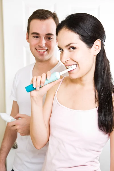 Pareja cepillándose los dientes en el baño —  Fotos de Stock