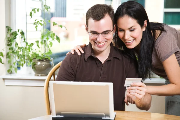 Glückliches Paar kauft online ein — Stockfoto